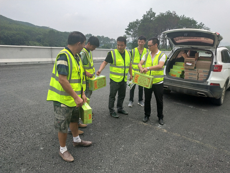 高溫慰問 ——致敬高溫下的堅(jiān)守!